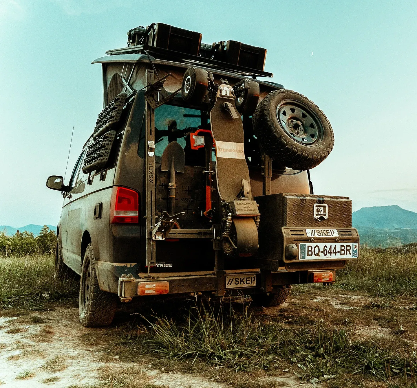 En van skate électrique Sternboard attaché fourgon aménagé trajets ville mobilité partout voyage nomade vanlife